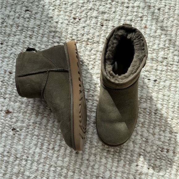 Classic Mini Ugg in Moss - Picture 3 of 9